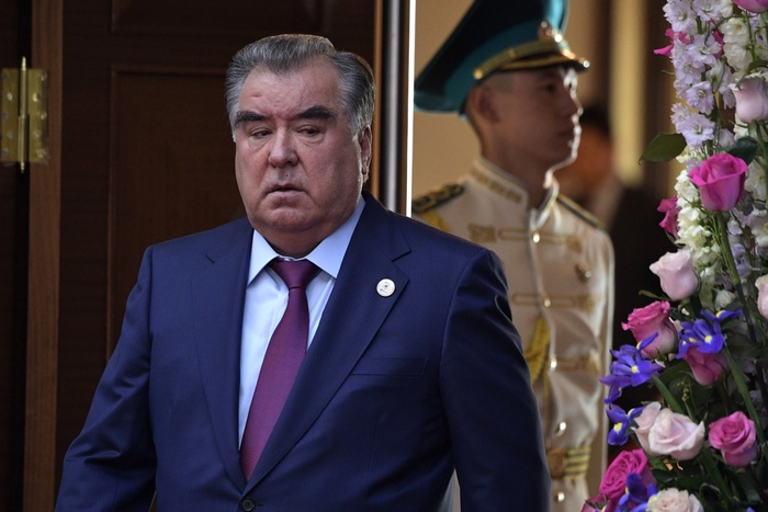 Таджикские власти запретили гражданам использовать русские окончания в фамилиях