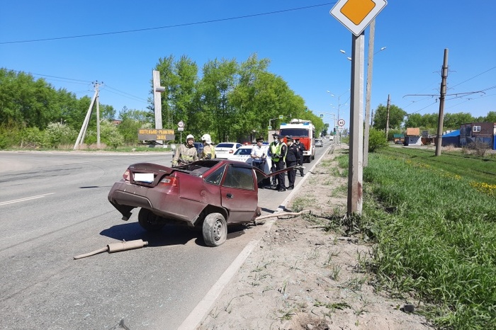 Машину разорвало на две части: в Свердловской области в ДТП погиб водитель