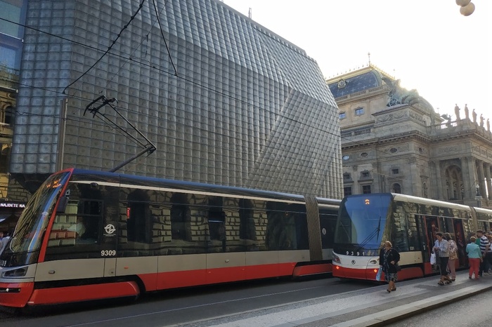 Екатеринбуржцы засняли новый «длинный» трамвай на ВИЗе
