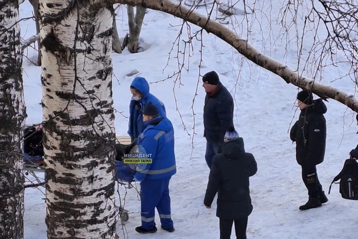 Увезли на скорой: свердловчанка едва не упала в открытый люк