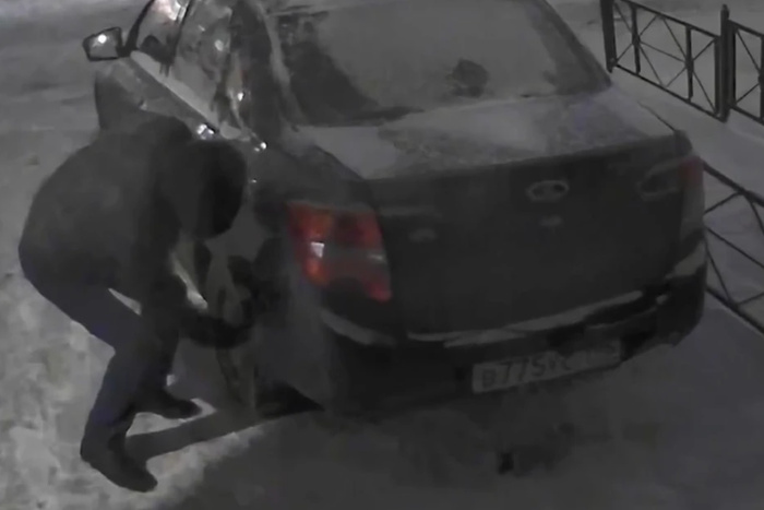 В Екатеринбурге водитель правительственной иномарки прокалывает шины соседям
