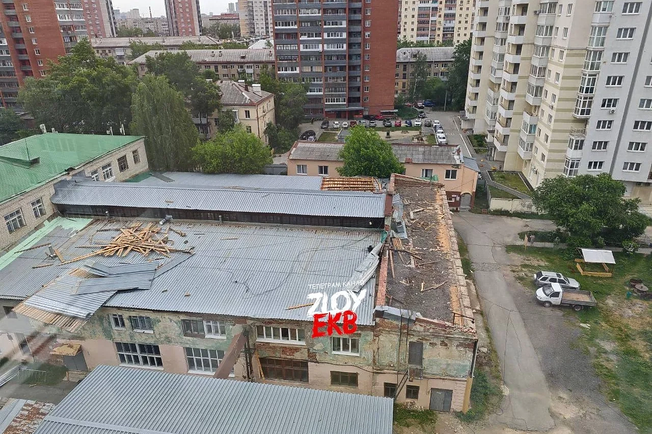 Сильный ветер «проредил» вывеску ТРЦ «Гринвич» в Екатеринбурге