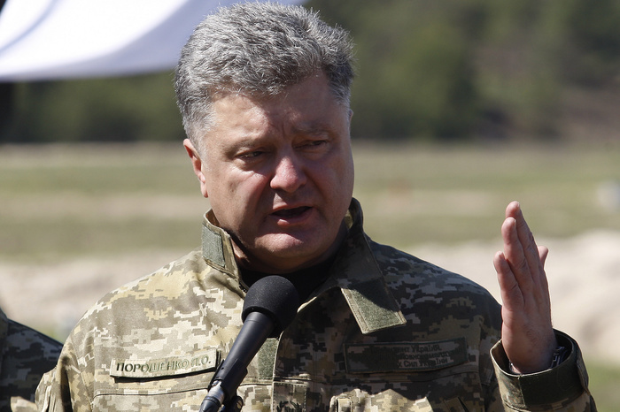 Песков прокомментировал слова Порошенко о планах «отбить» аэропорт Донецка
