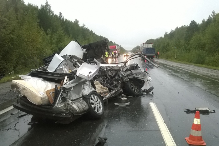 В Свердловской области на Серовском тракте столкнулись Toyota Camry и длинномер