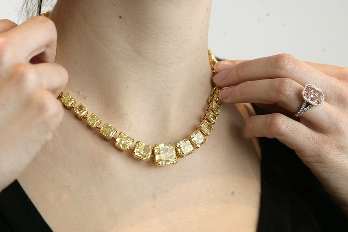 Жена свердловского министра пришла на школьную линейку в украшениях на 1,5 млн