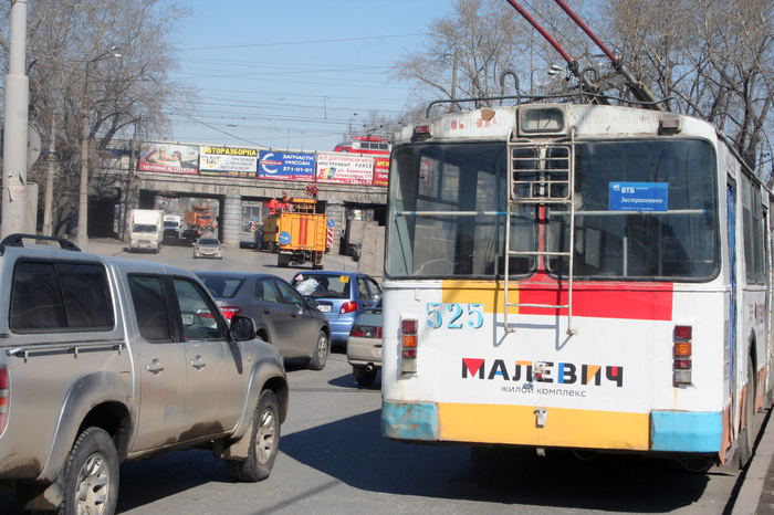В Екатеринбурге водитель ВАЗа покалечил двух пассажирок троллейбуса
