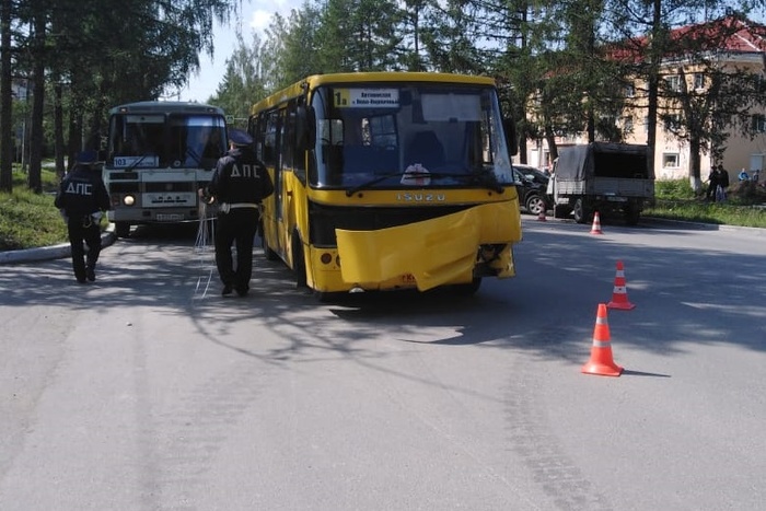 Водитель пассажирского автобуса спровоцировал двойное ДТП в Асбесте