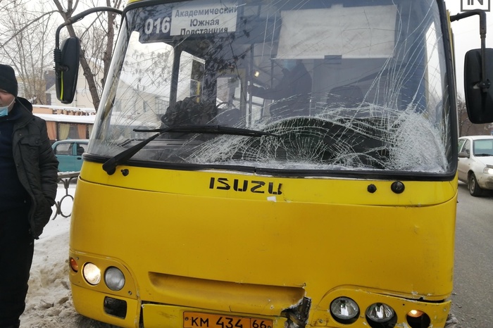 Пострадали четыре пассажира: в Екатеринбурге столкнулись два автобуса