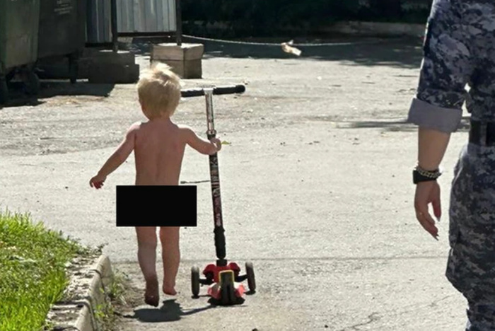 В Екатеринбурге голые дети катались на самокате по дороге