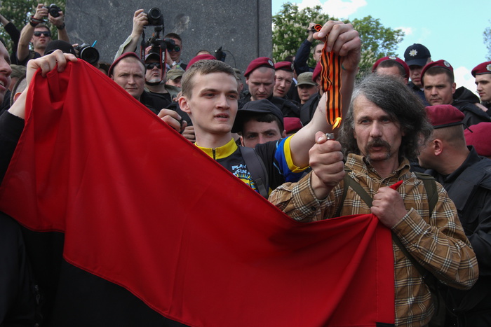 Сорвавшего 9 мая с девочки георгиевскую ленточку националиста порезали в Киеве