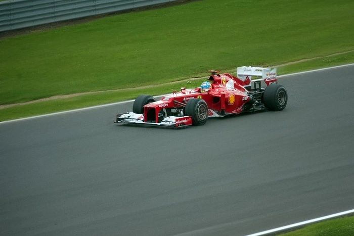 Шестеро гонщиков «Формулы-1», включая россиянина, отказались вставать на одно колено