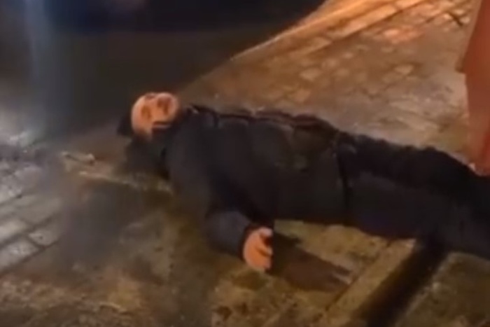 На Урале пьяный мужчина лёг на рельсы под трамвай — видео