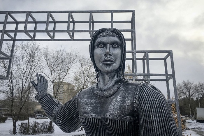 Продюсер Разин решил купить памятник нововоронежской Аленке в память о 2020 годе