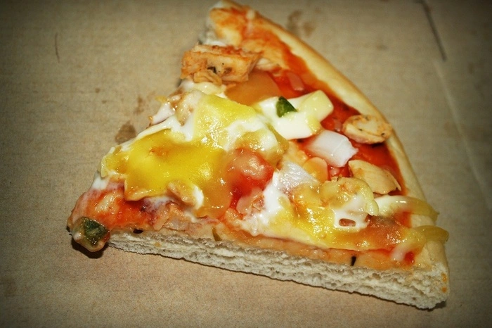 В Москве американцы с ножом напали на доставщика пиццы и отобрали у него еду — видео