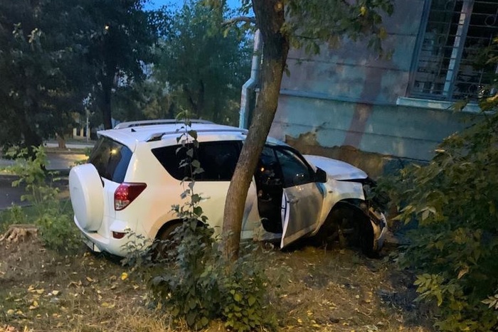 Угонщик Toyota RAV 4 врезался в стену дома в Екатеринбурге
