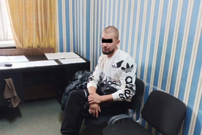 Свердловские сыщики задержали курьера, работавшего на киберпреступников — видео