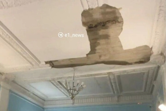 В здании учебного театра ЕГТИ рухнул потолок