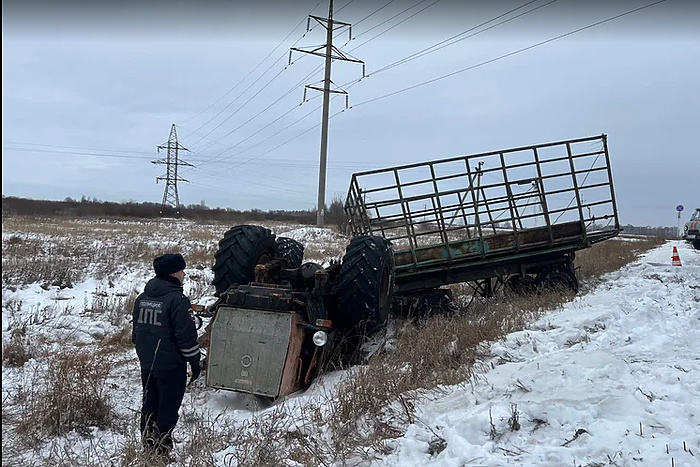 Молодой тракторист погиб при опрокидывании на развороте в Каменском районе