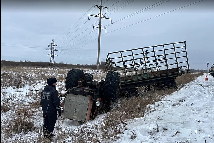 Молодой тракторист погиб при опрокидывании на развороте в Каменском районе
