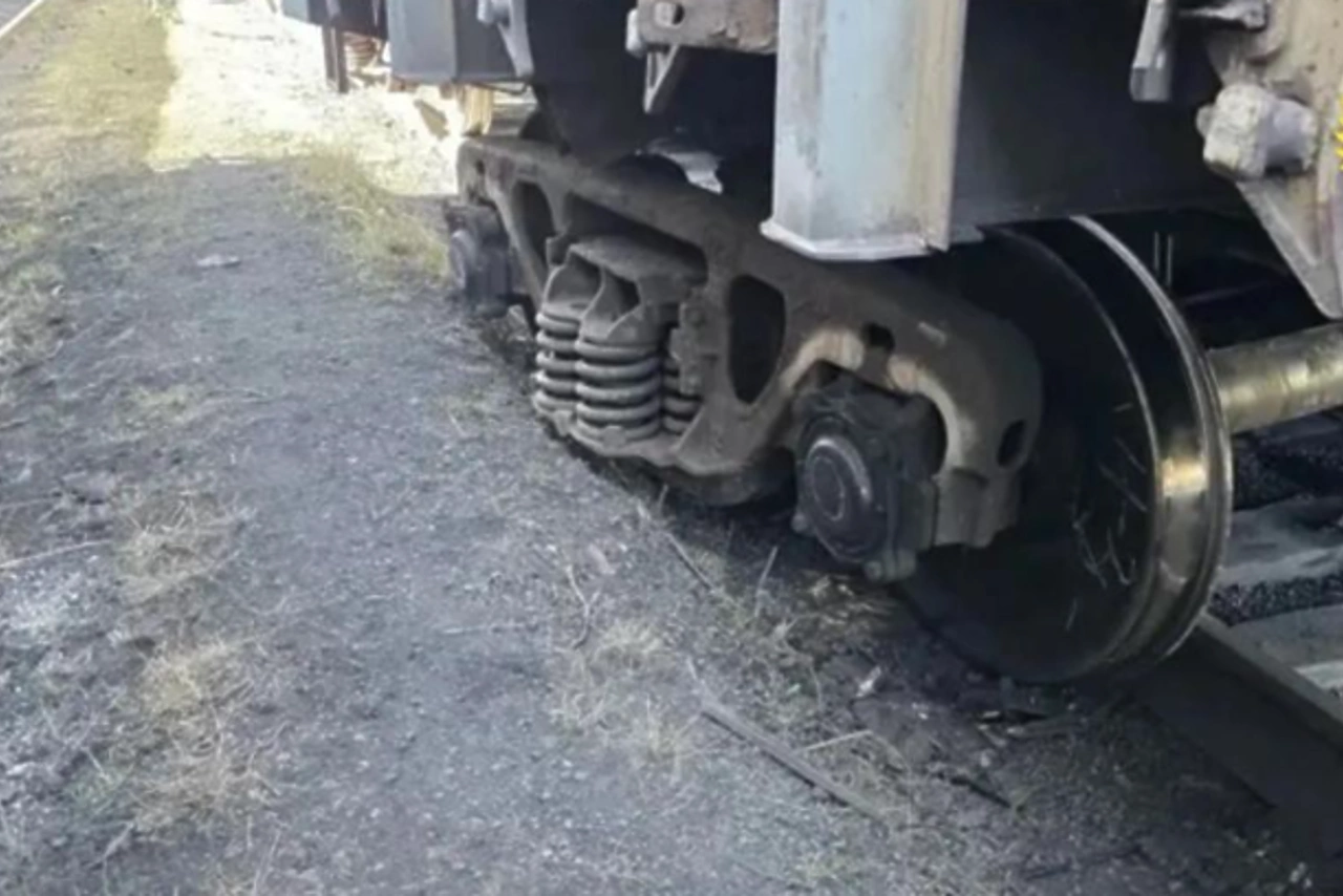 В Свердловской области с рельсов сошёл вагон с концентратом