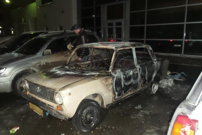 Два автомобиля сгорели на парковке возле «Буревестника» в Екатеринбурге