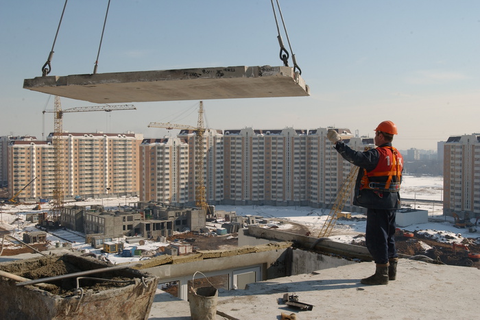 На стройке в Челябинске с 18-го этажа рухнула бетонная плита