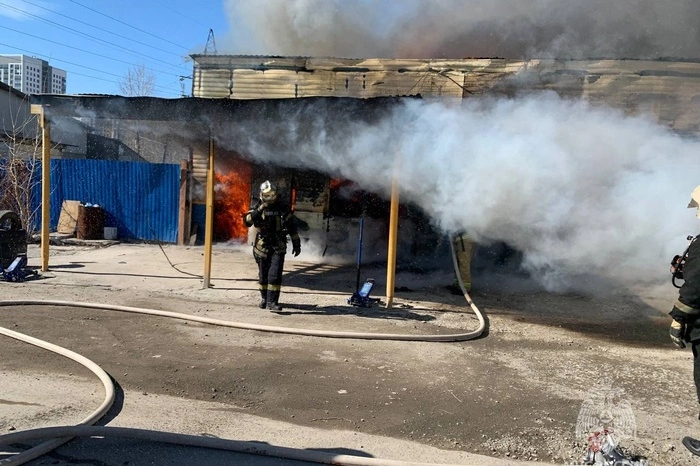 На ВИЗе загорелась автомойка с газовыми баллонами
