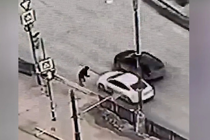 В Екатеринбурге пешеход бросился под машину, пытаясь проскочить на красный