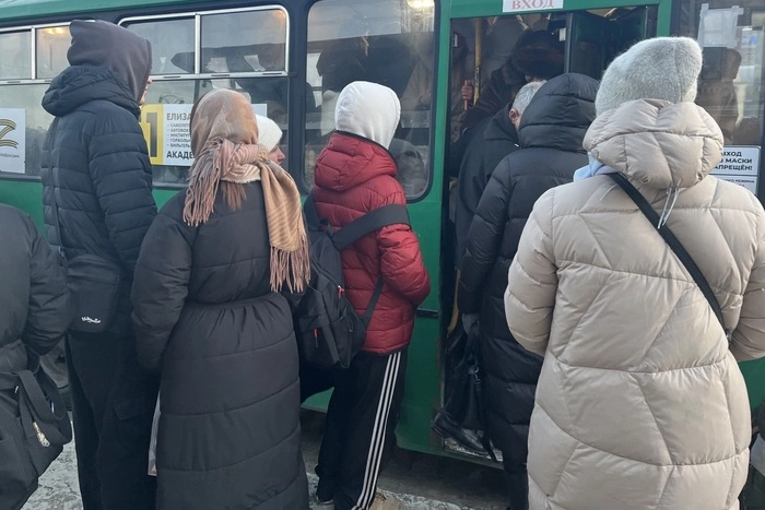 Екатеринбуржцы в толпе устроили битву за место в автобусе с Широкой Речки