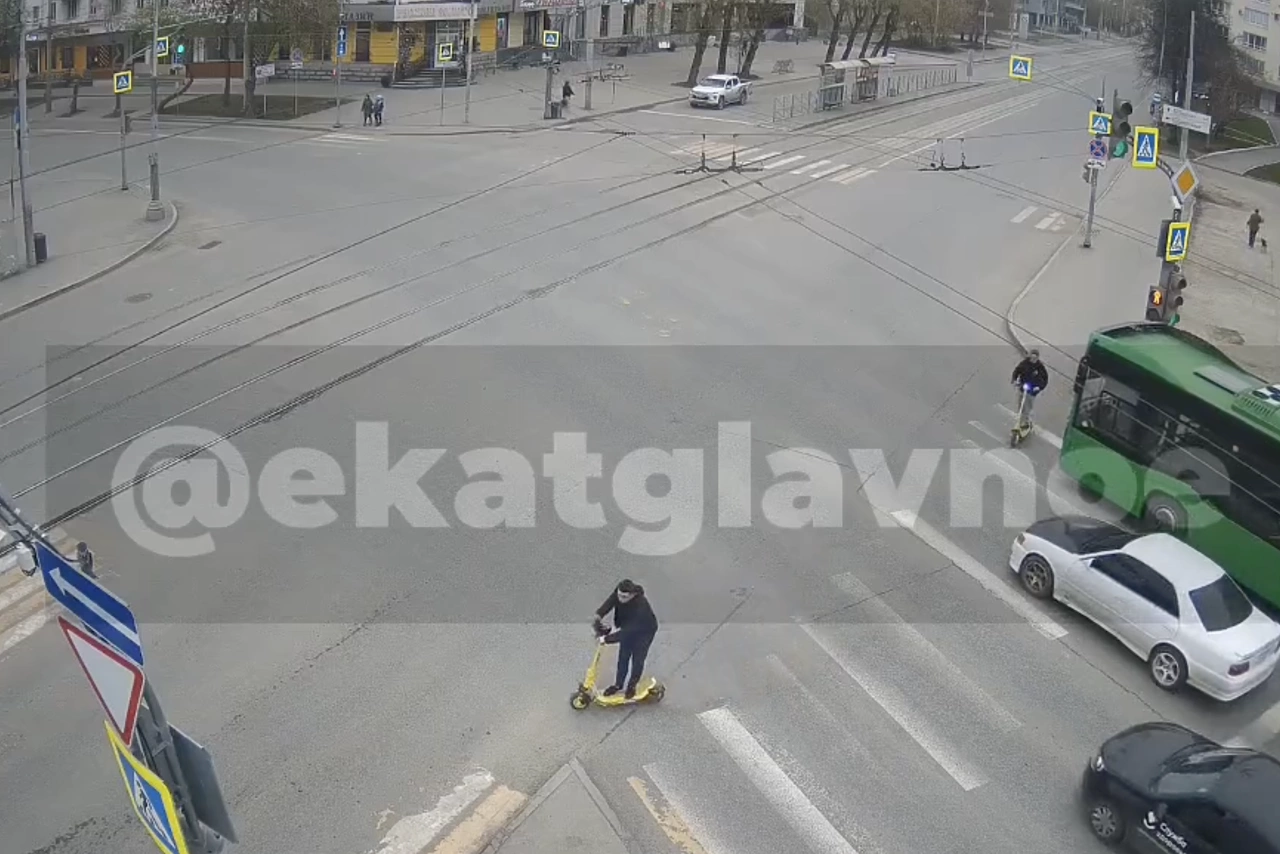 В Екатеринбурге пьяные самокатчики устроили ДТП, зачем-то полетев на «красный»