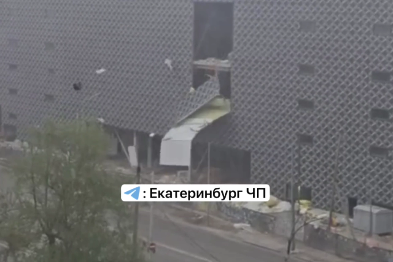 У нового торгового центра «Золотой» на Ботанике снесло стену