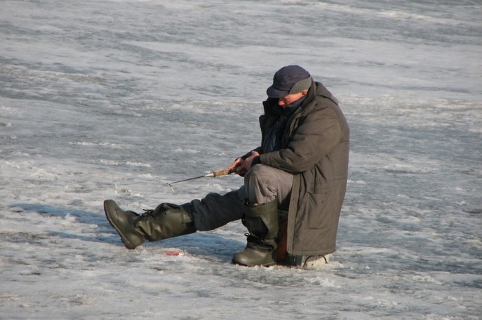 «Бессмертные». Любители зимней рыбалки вышли на тонкий лед городского пруда