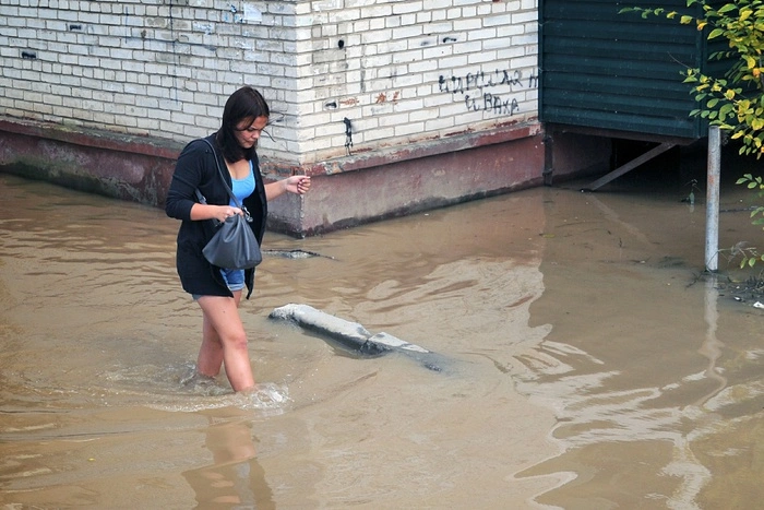 Коммунальщики Екатеринбурга чистят ливневки и вывозят снег с низин