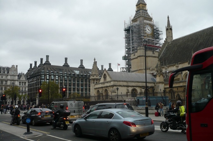 В Лондоне автомобиль врезался в ограждение около здания парламента