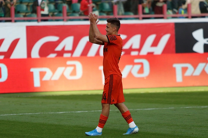 ФК «Урал» подарил членам экипажа самолета бессрочные абонементы