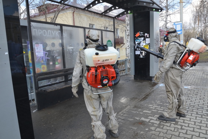 Екатеринбургские спасатели стали дезинфицировать остановки в городе