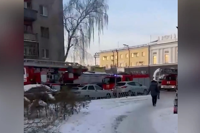 Что случилось? В Екатеринбурге к железнодорожному вокзалу стянулись машины МЧС