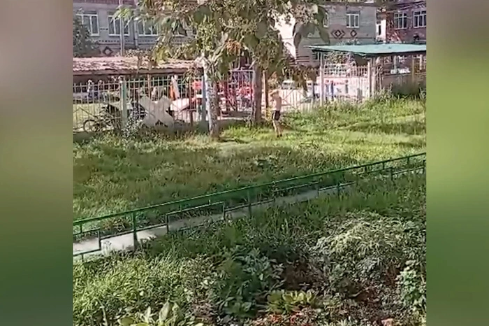 В Екатеринбурге странный тип в трусах разгуливает около детсада
