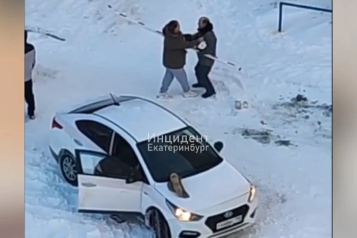 В Екатеринбурге пьяный пассажир избил таксиста шлагбаумом