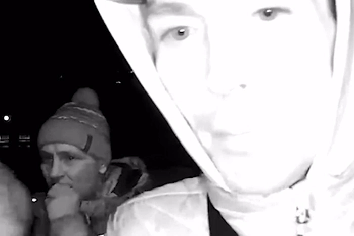 На ЖБИ неизвестные попытались выломать дверь подъезда ломом