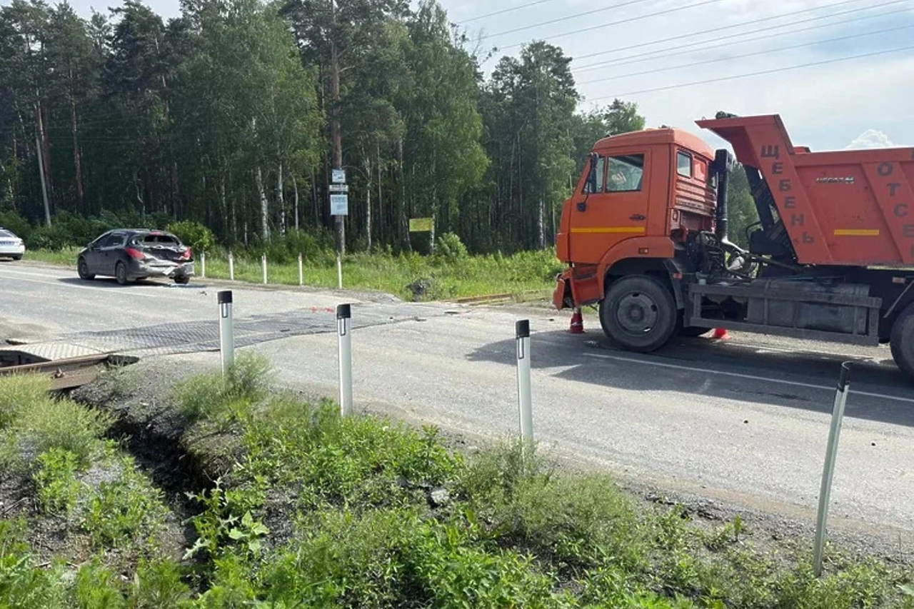Иномарка с детьми угодила под «КамАЗ» по пути в Сысерть
