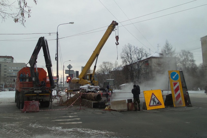 Авария на теплотрассе случилась на улице Фурманова в Екатеринбурге