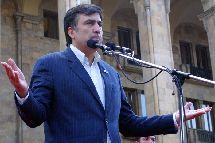 Саакашвили пожелал провожавшим его одесситам подавиться шашлыком