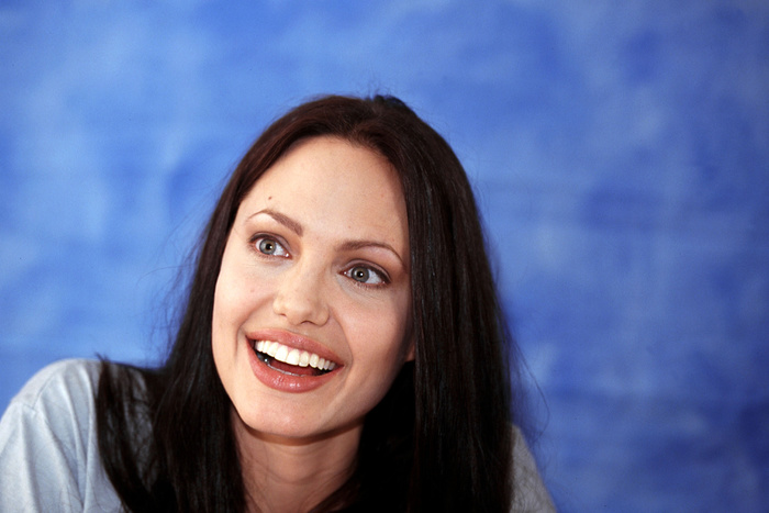 Анджелина Джоли решила возобновить лесбийский роман