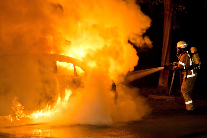 Во Франции в новогоднюю ночь сожгли больше тысячи машин