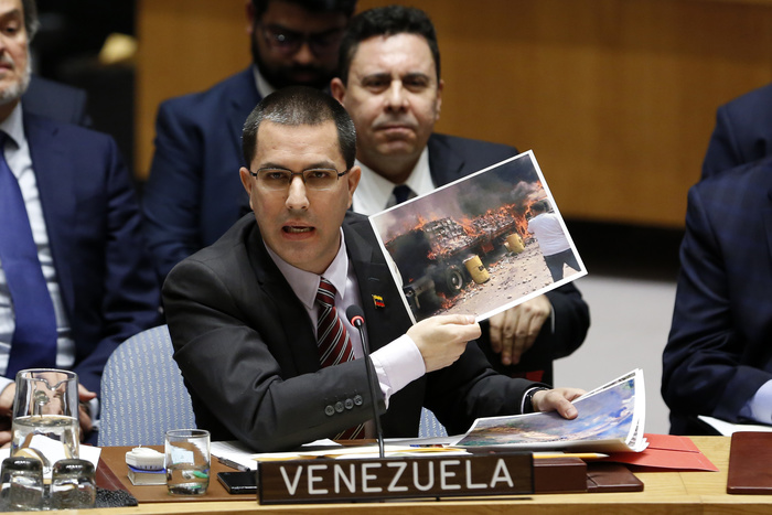 Венесуэла заявила о попытке ввоза элементов оружия под видом гумпомощи