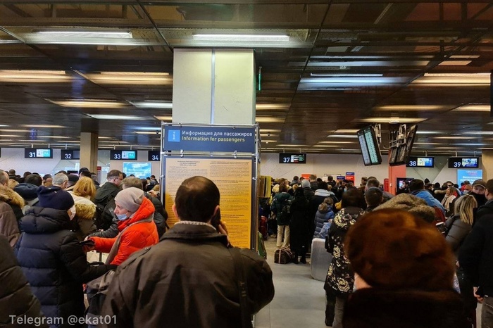 В Кольцово выстроились гигантские очереди
