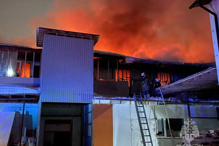 В Арамиле загорелся цех по производству еды для «Жизньмарта» — фото