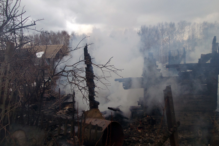 Мужчина сгорел при пожаре садового дома в Екатеринбурге