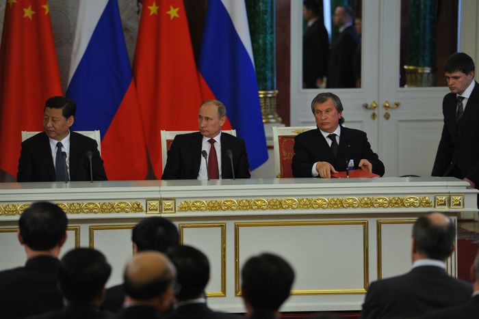 Bloomberg предсказал «историческую рокировку» «Газпрома» и «Роснефти»